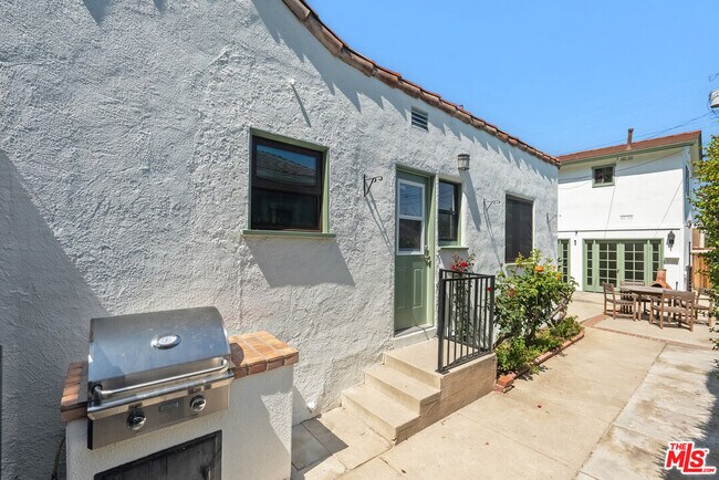 Building Photo - 1122 S La Peer Dr