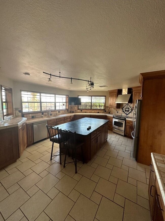 Building Photo - Beautiful 3 Bedroom, 3 Bathroom, Available...