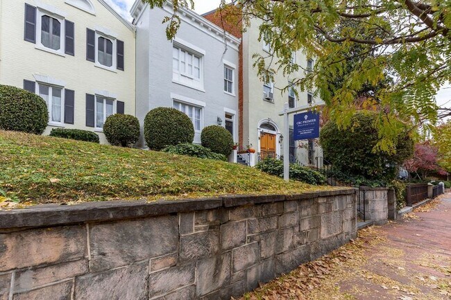 Building Photo - Terrific Two Bedroom Gem in Georgetown! Pa...