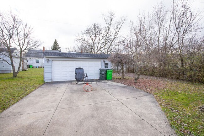 Building Photo - 3 Bed/1 Bath Single Family Home!