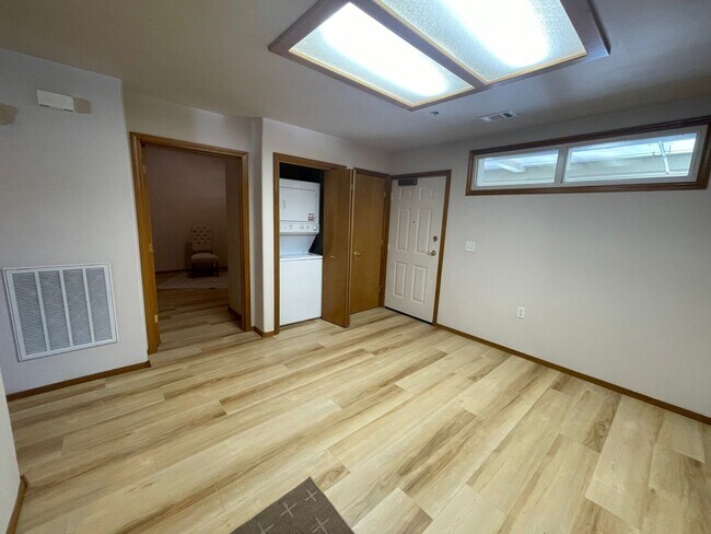 Building Photo - 851 Pavilion Pl