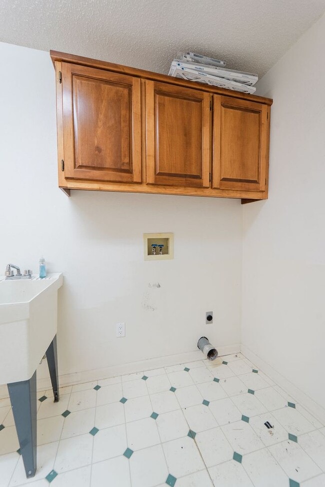 Building Photo - 4 bed, 3 bath, home with privet sunroom off master.