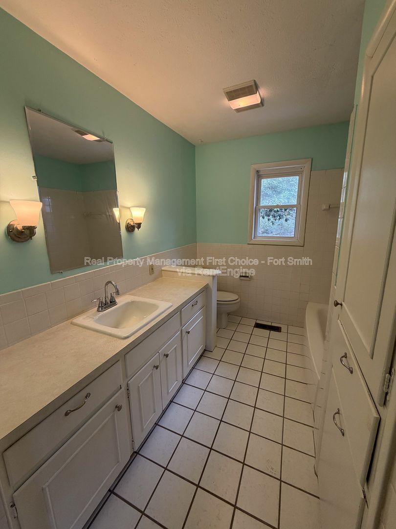 Building Photo - 1901 S 72nd St