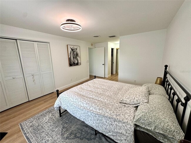 Building Photo - 6999 W Country Club Dr N