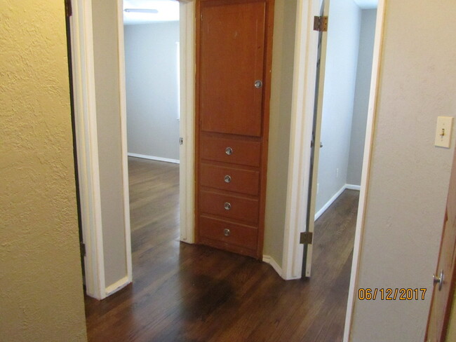 Building Photo - Amazing 3-bed 2-bath Rental in Midwest Cit...