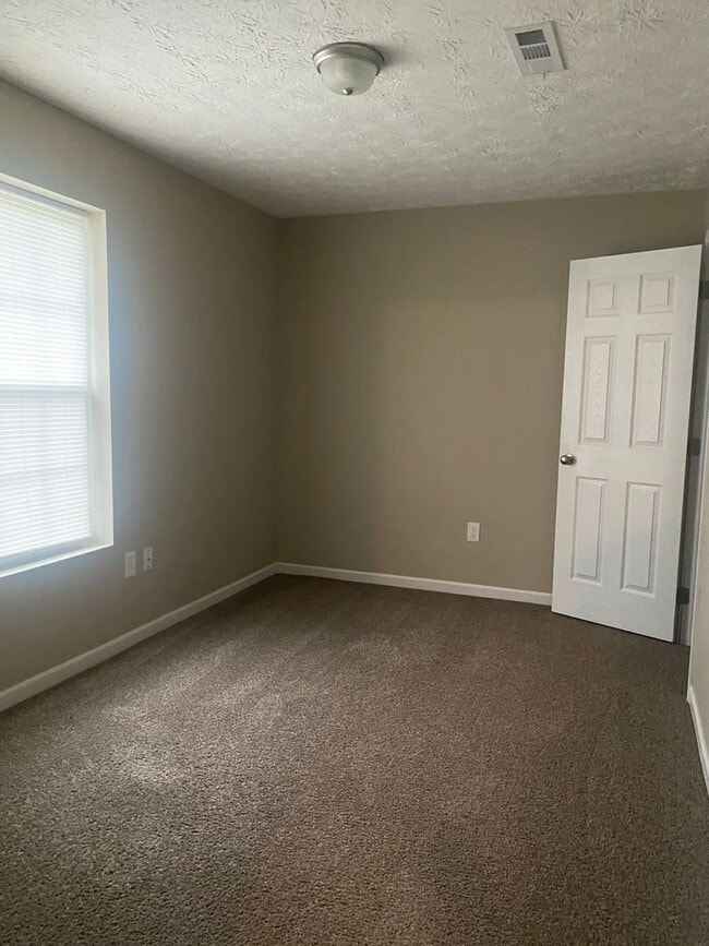 Building Photo - 3 bedroom 2 bath