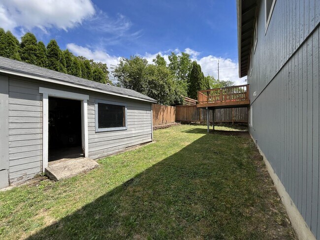 Building Photo - Spacious Milwaukie Home with Bonus Room, Large Fenced Yard and Shed/Workshop