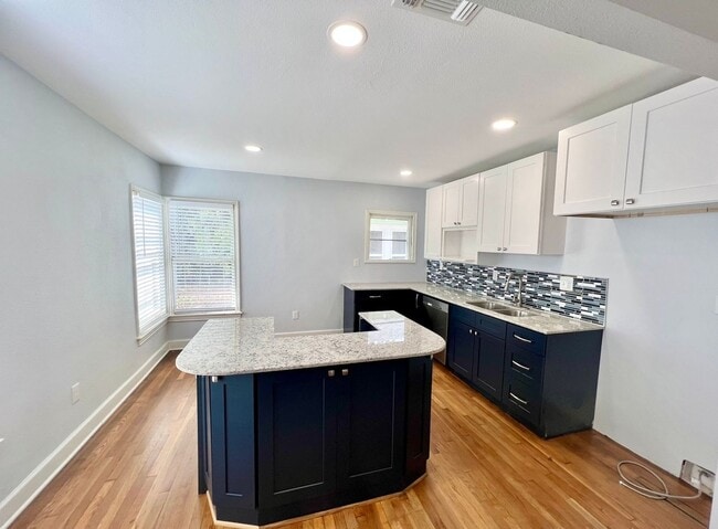 Building Photo - AMAZING 2 Bedroom / 1 Bath Home!