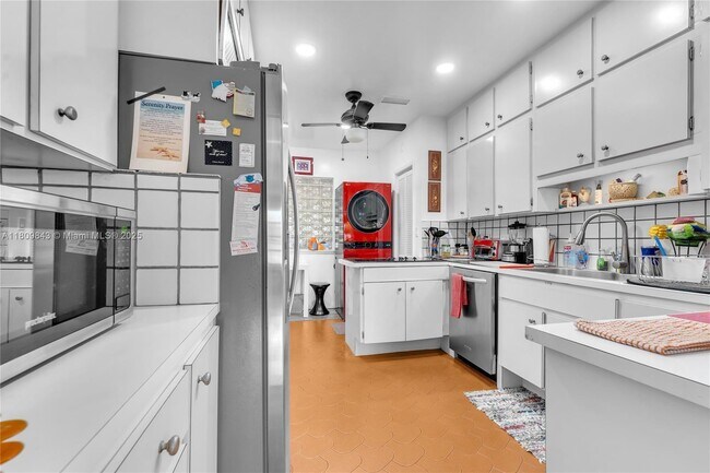 Building Photo - 9200 W Bay Harbor Dr