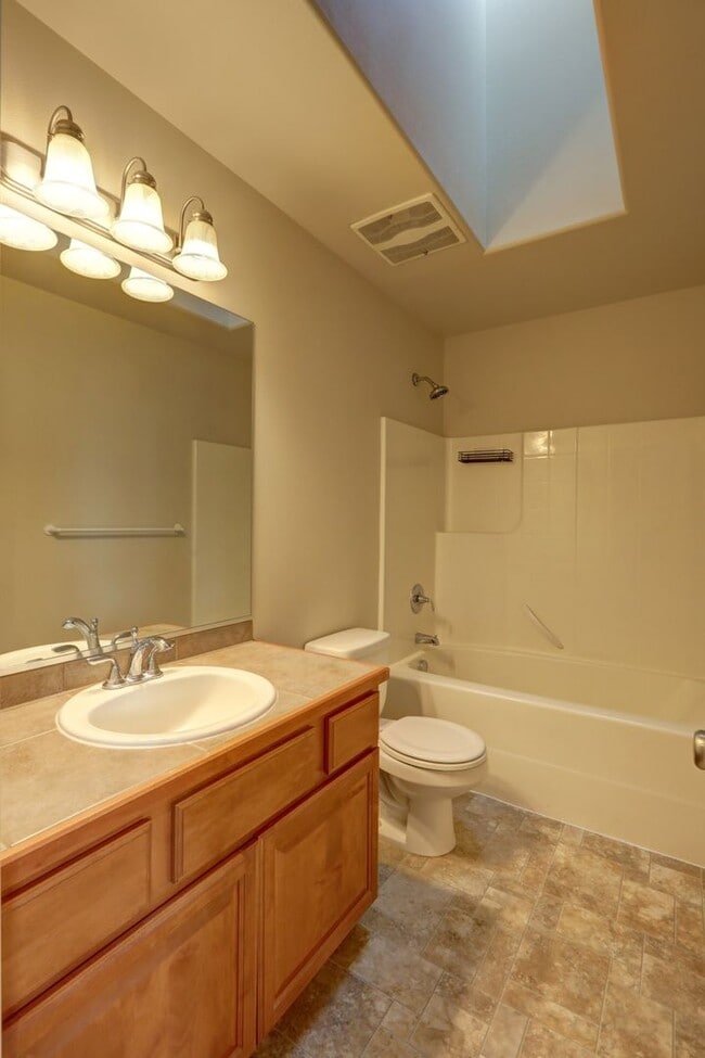 Building Photo - Well Maintained House Tucked Away on Dead-End Street Available!