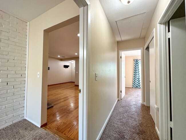 Building Photo - 1727 Coralee Dr
