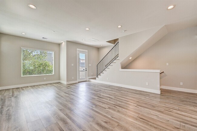 Building Photo - 1302 W 24th St