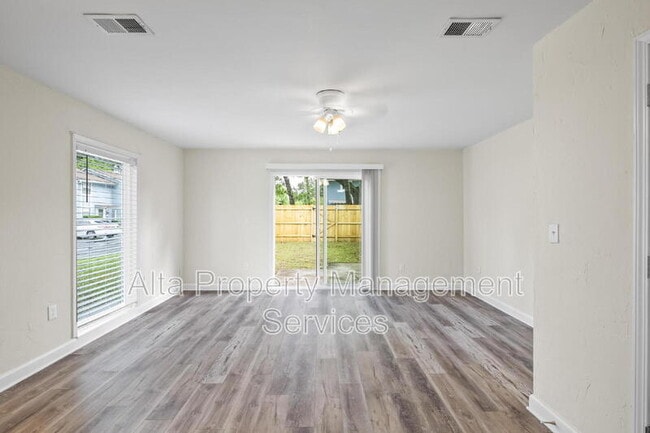 Building Photo - 11357 Bedford Oaks Dr