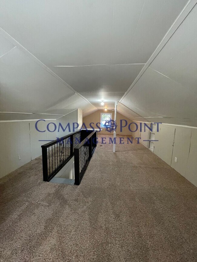 Building Photo - Spacious 3 bedroom and 1 bath house! FIRST MONTH RENT FREE!!