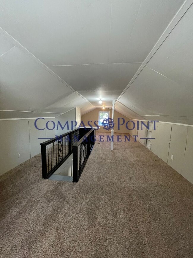 Building Photo - Spacious 3 bedroom and 1 bath house!