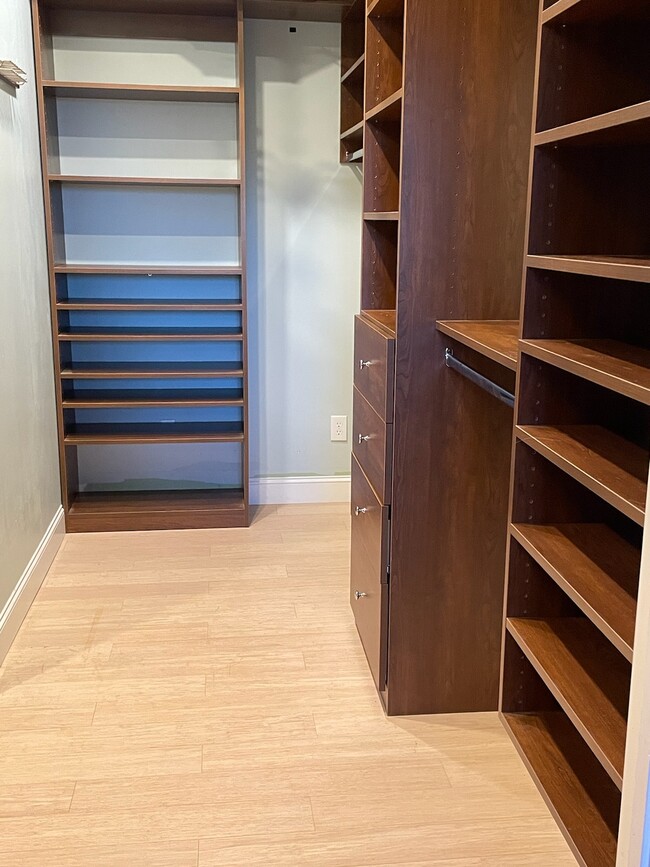 Building Photo - 121 N Main St