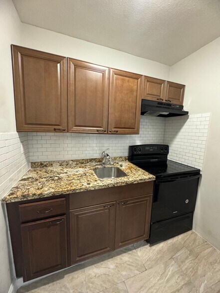 Building Photo - 921 N 19th Ave