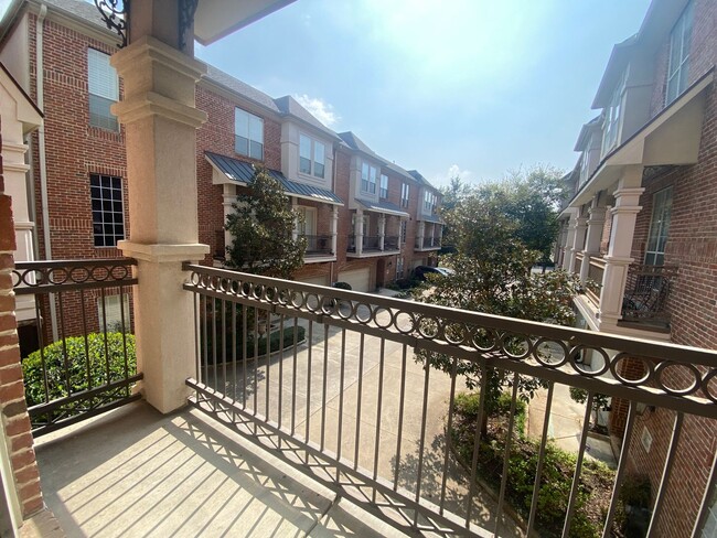 Building Photo - Two Bedroom, 3 level Condo in Oak Lawn
