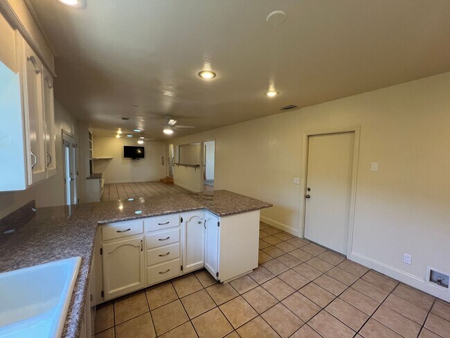 Building Photo - 3 bedroom single story in Manteca!