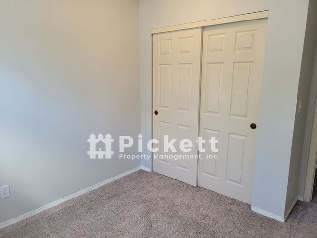 Building Photo - Lovely 3 Bedroom Ridgetop Townhome