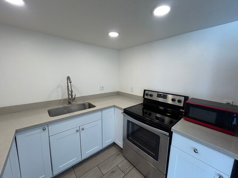 Building Photo - 2698 N 43rd Ave