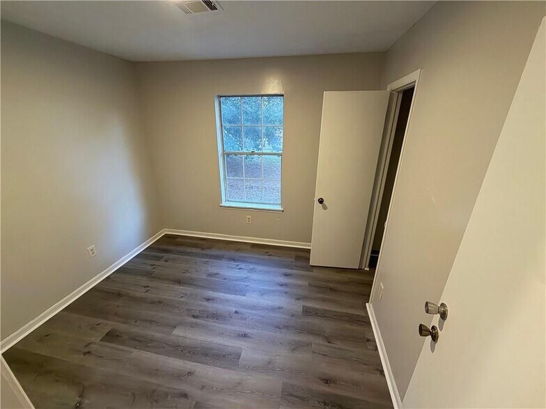 Building Photo - 1744 Vauxhall Dr