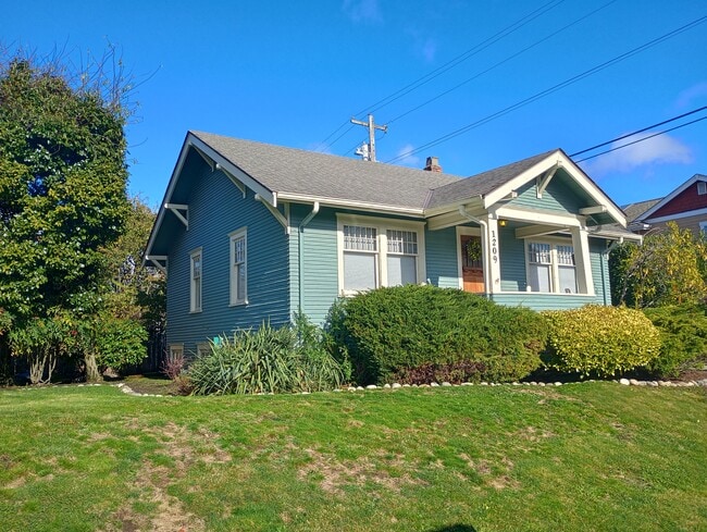 Building Photo - 1209 32nd St