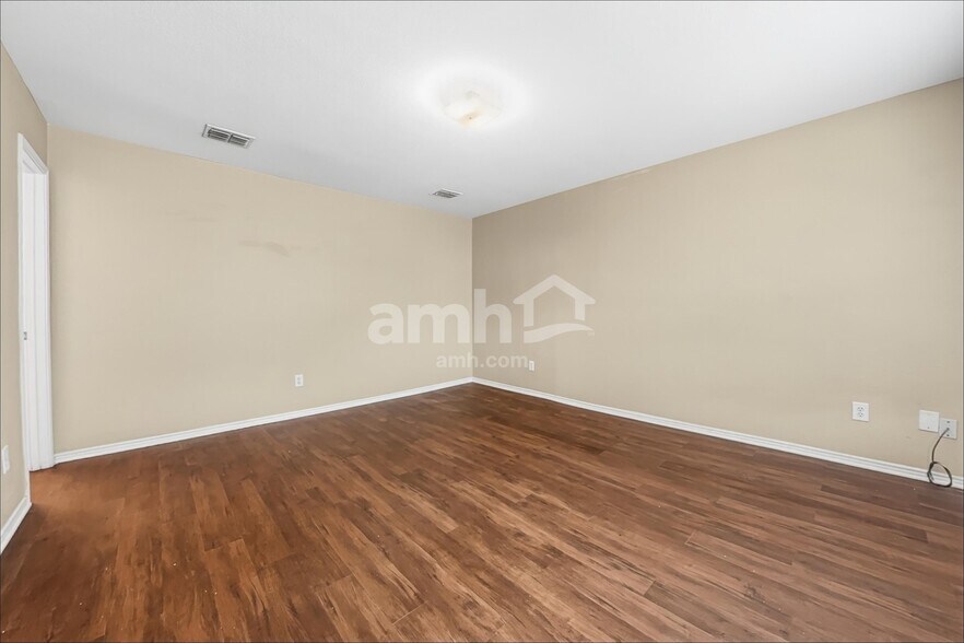 Building Photo - 1120 Boxwood Dr