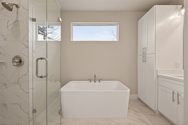 Building Photo - 1504 Hussion St