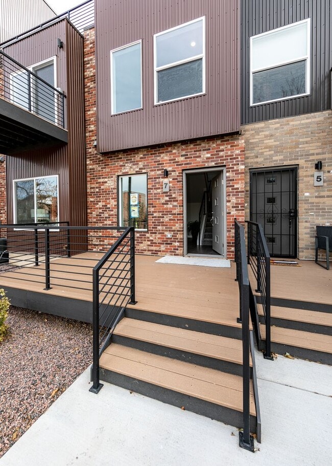 Building Photo - Luxury Executive Westside Townhouse with E...