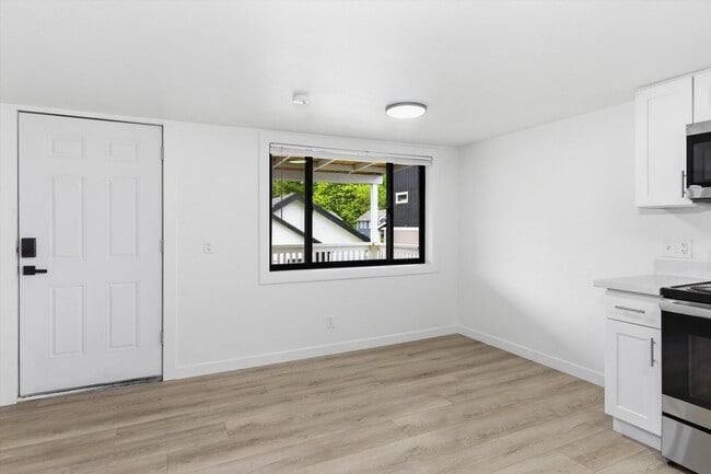 Building Photo - 221a Cedar Ave