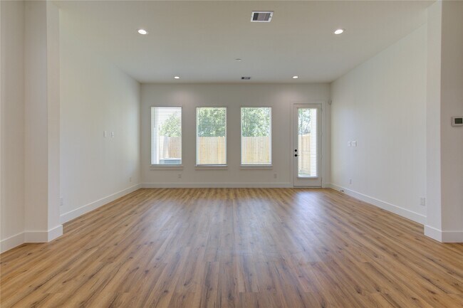 Building Photo - 2710 Noble St