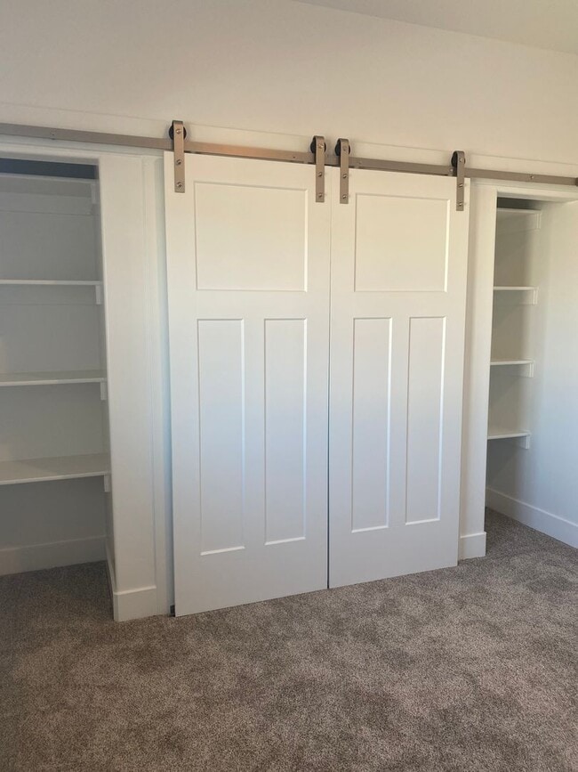 Building Photo - CHECK OUT THIS TOWNHOME IN SUGAR CITY WITH THE HOA and INTERNET INCLUDED!!