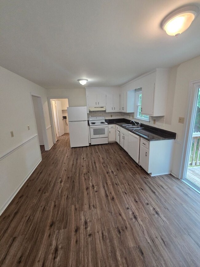 Building Photo - AVAILABLE NOW IN PRINCE GEORGE COUNTY >>>V...