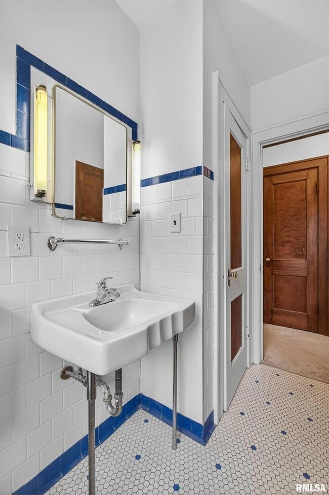 Building Photo - 318 W Columbia Ave