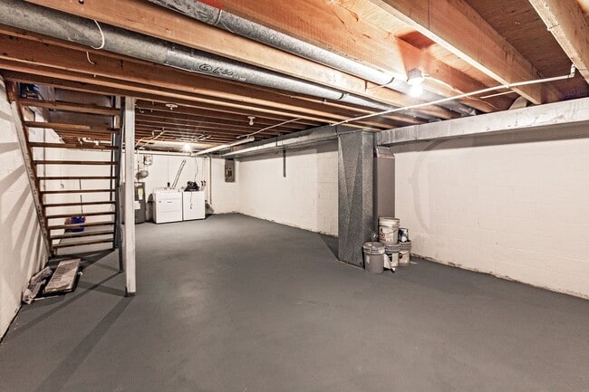 Building Photo - 2 bedroom, 2.5 bath end unit townhome in Newark
