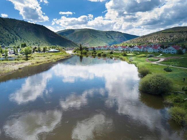 Building Photo - 1902 Crazy Horse Cir