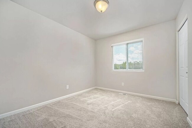 Building Photo - Newer Home in Howell for Lease