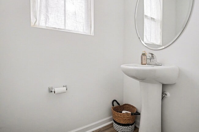 Building Photo - 3BR Like-New End-Unit Townhome – Wendell Falls