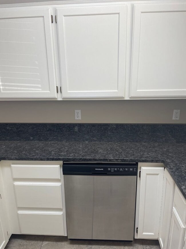 Building Photo - Newly Remodeled Townhome is St. George!