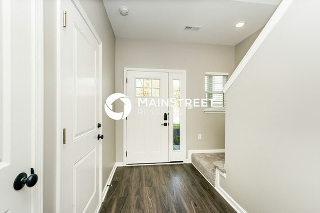 Building Photo - 3 Bedroom Pet-Friendly Home in Jeffersonville, IN with Main Street Renewal