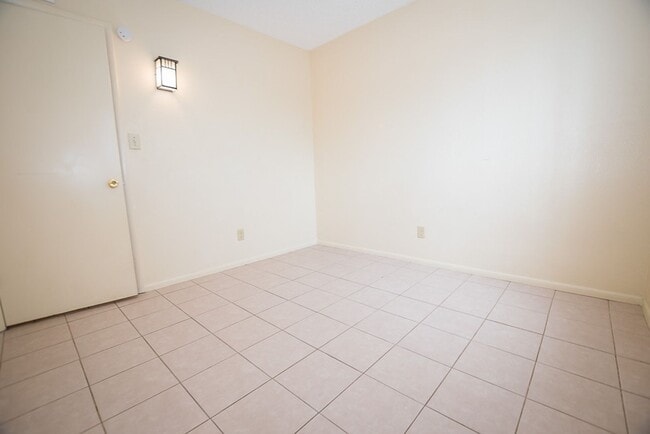 Building Photo - Spacious 3 Bedroom, 2 Bath Home with Updat...