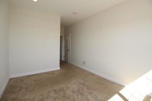 Building Photo - 4447 N Kedzie Ave