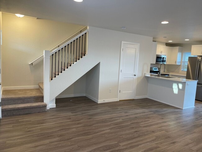 Building Photo - End Townhouse Unit in South Medford/Phoenix Area