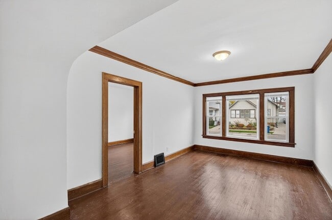 Building Photo - 1927 Harriet St