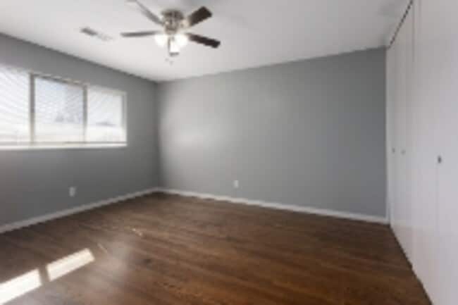 Building Photo - 401 W 87 Pl