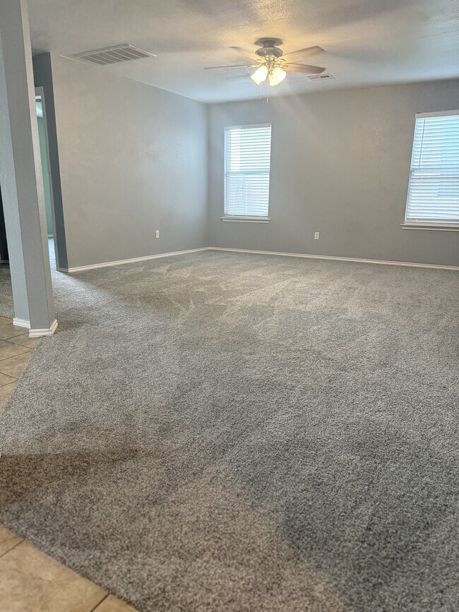 Building Photo - 206 W Gemini Ln