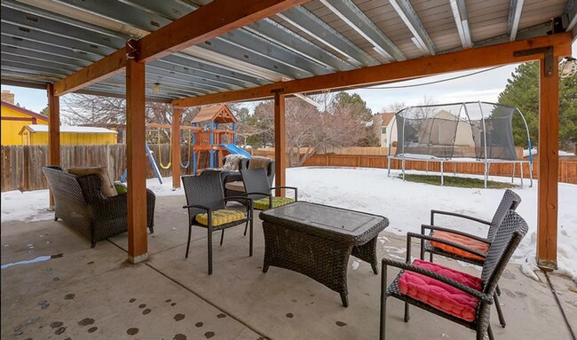 Building Photo - Huge room in a large shared home, private bathroom, great neighborhood, friendly roommates!