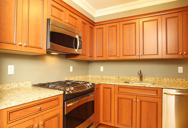 Building Photo - 109 Forest St