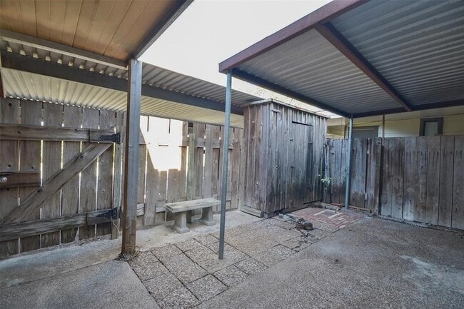 Building Photo - 1326 Town Cir